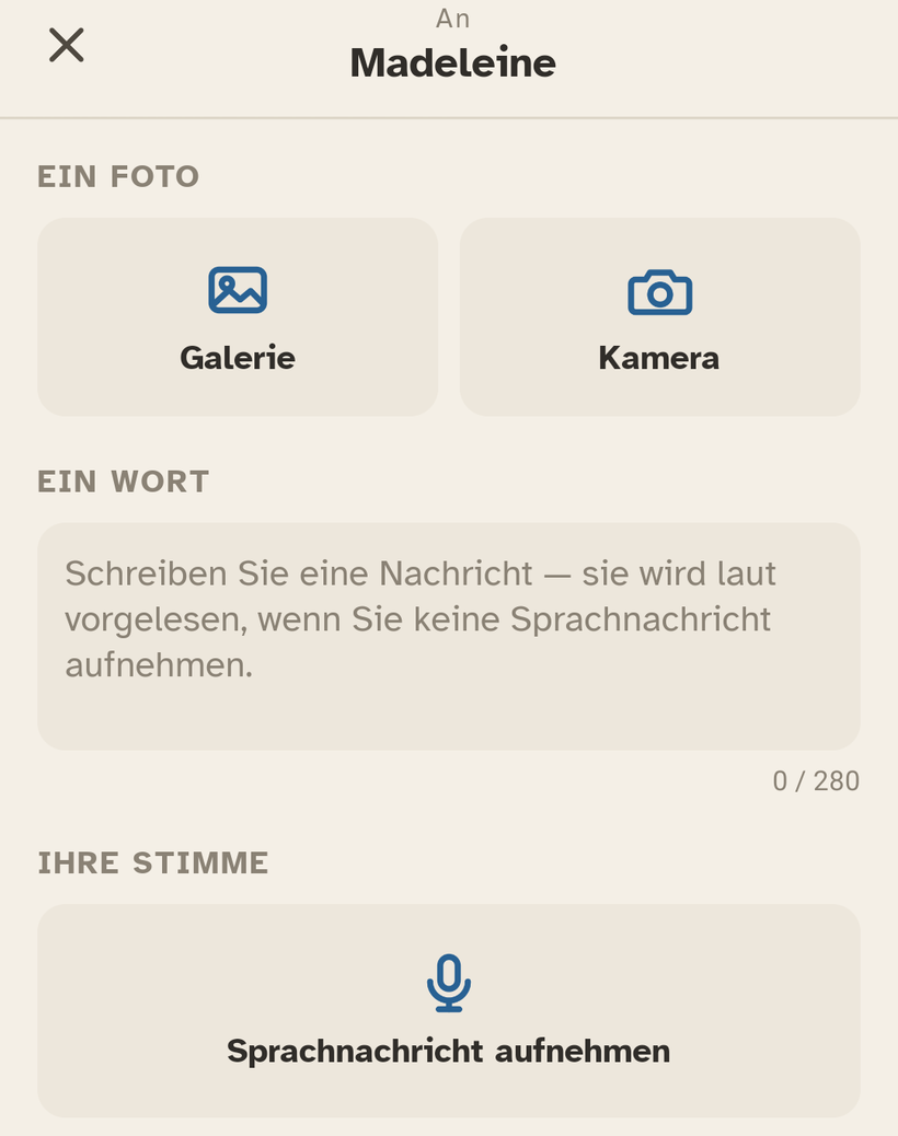 Der Sendebildschirm von Ally Companion: Fotoauswahl, Nachrichtenfeld und die Schaltfläche zur Sprachaufnahme.